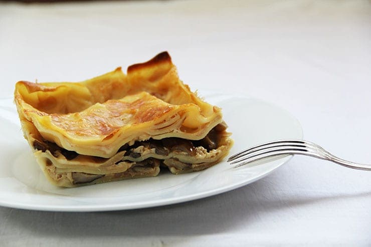 Porzione di lasagna natalizia al piatto