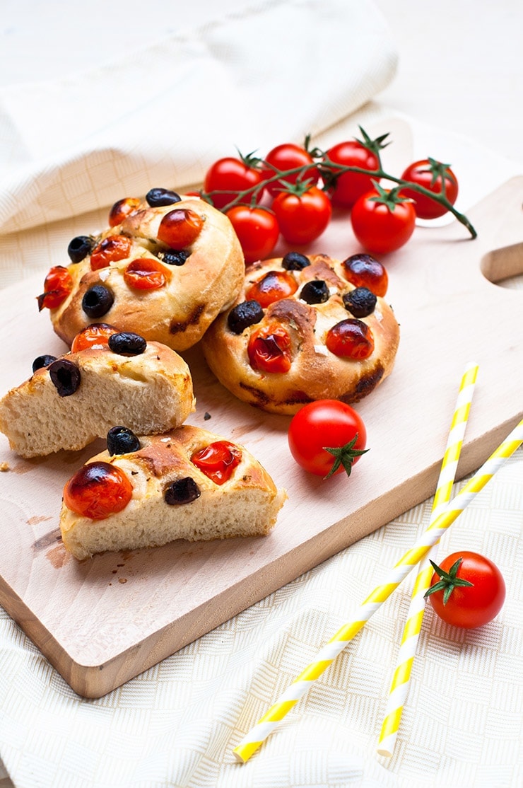 Pane con pomodori e olive su tagliere