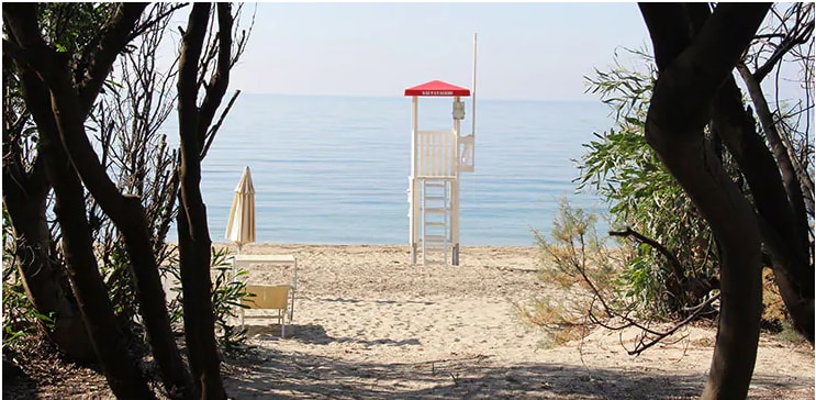 Spiaggia con torretta di osservazione