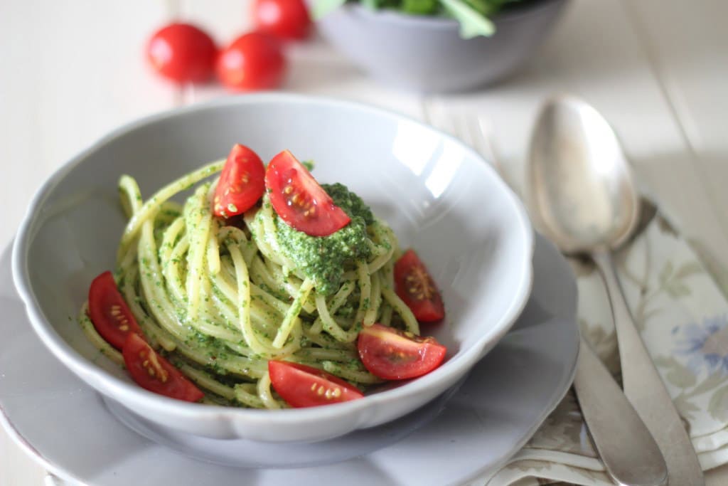 Spaghetti con pesto e pomodorini