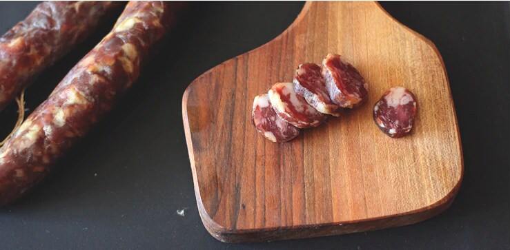 Salsiccia affettata su tagliere